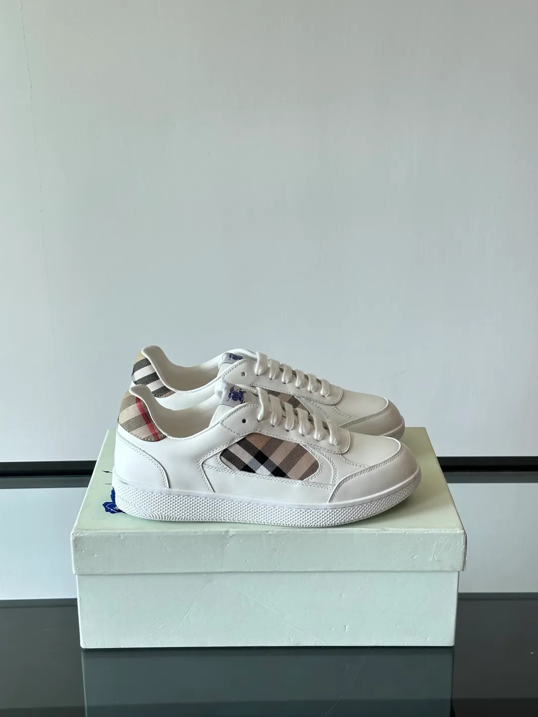 p400💰Men's Shoes ▫️B's men's classic low-top sneakers are reinterpreted with Vintage retro plaid cotton and cowhide materials, and are decorated with a new brand logo. Features embossed Burberry lettering logo on heel and original outsole! Size: 38-44 (45.46 customized)